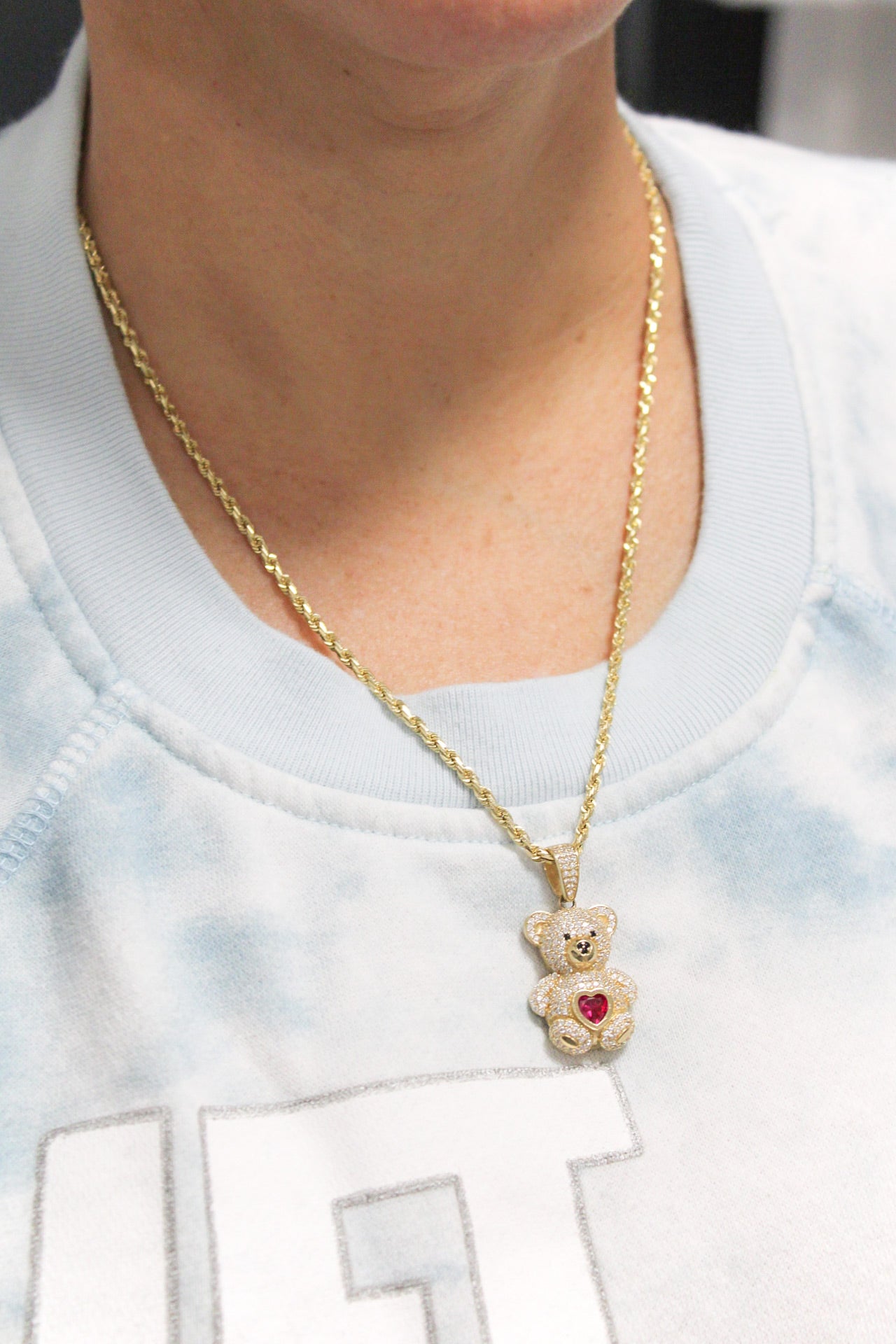 SOLID ROPE CHAIN WITH BEAR PENDANT